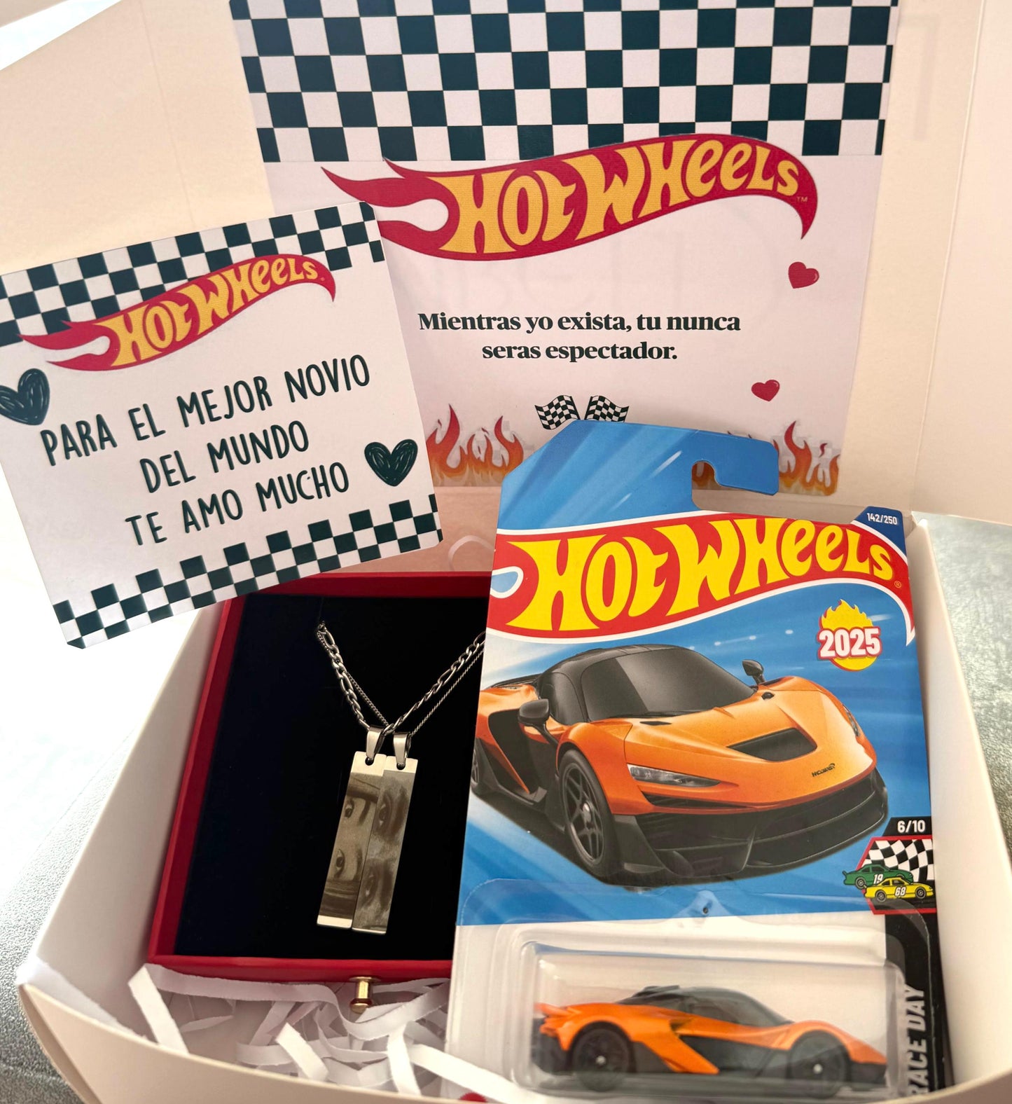 “Tu Mirada y la Mía” 2 Collares Miradas + Carro Hot Wheels y Box de Regalo