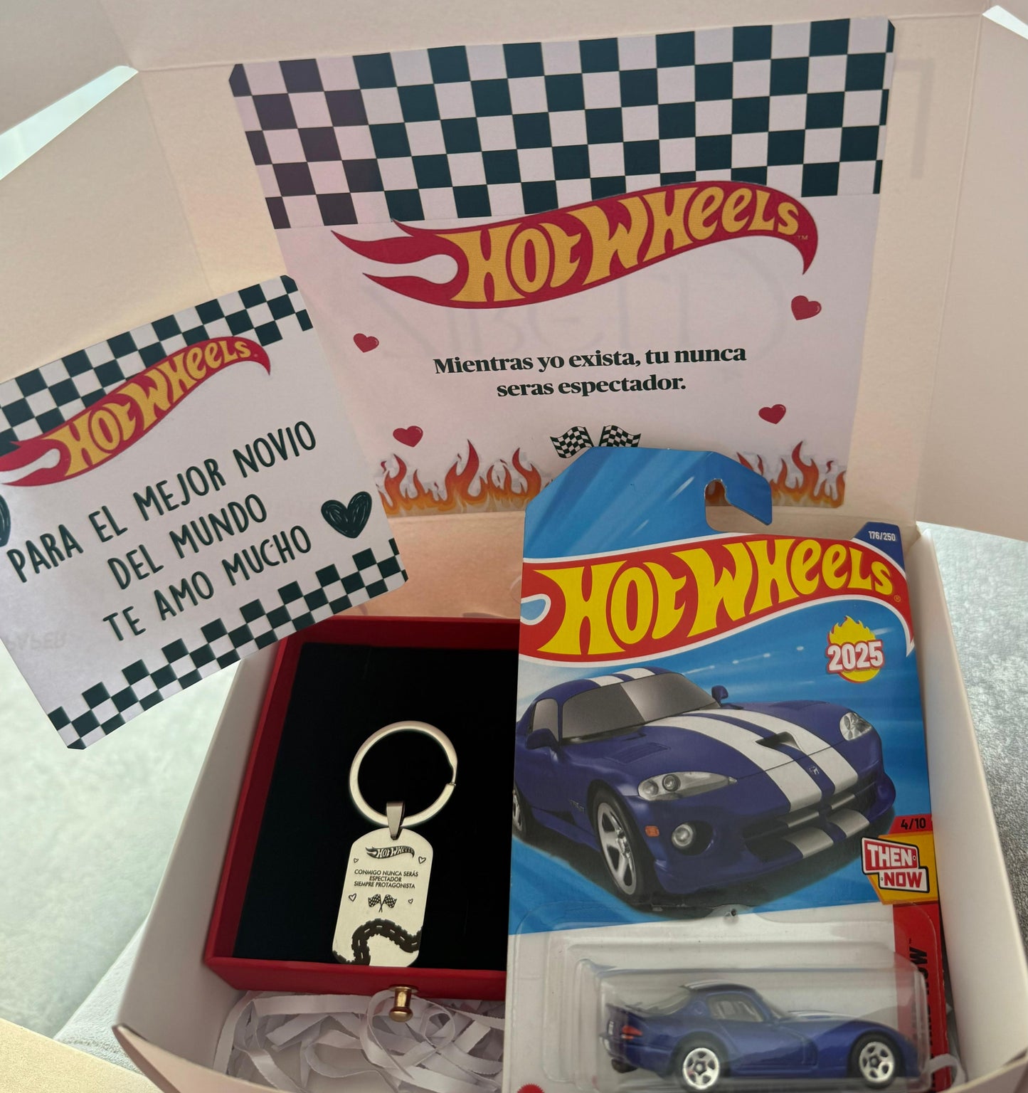 “Amor que Acompaña” Llavero Personalizado + Carro Hot Wheels