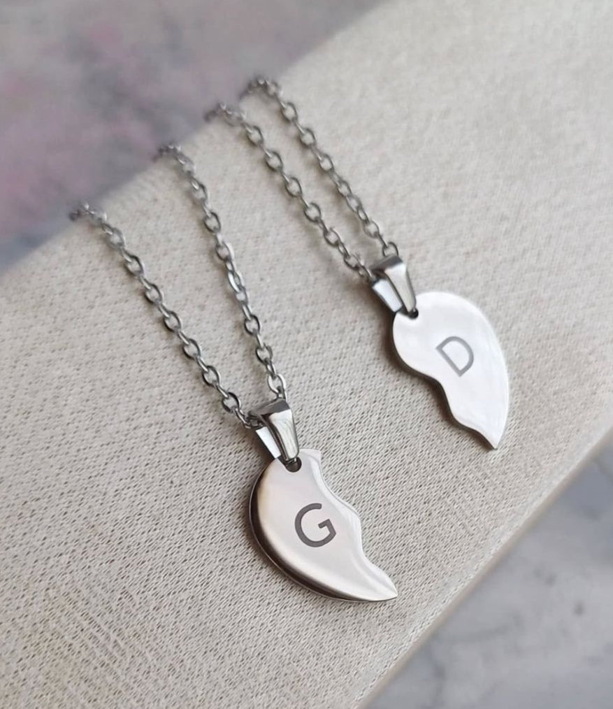 “Siempre Juntos” 2 collares personalizados + Carro Hot Wheels y Box de Regalo